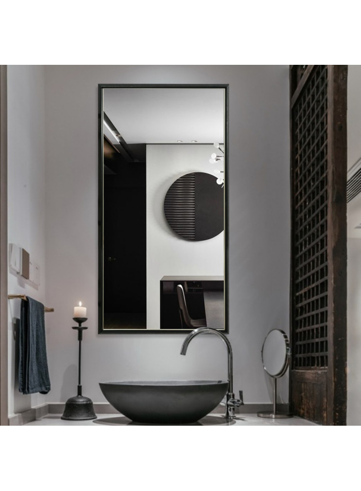 Stilren spegel med svart träram. Fungerar bra som badrumsspegel och hallspegel.