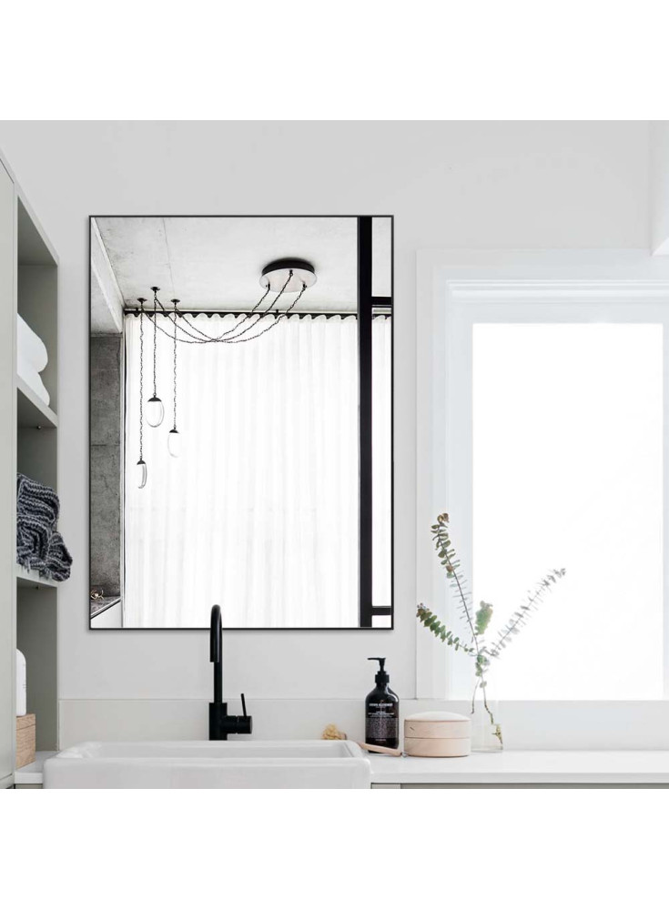 Fyrkantig spegel med svart ram. Passar bra som badrumsspegel eller som hallspegel och till sovrummet.