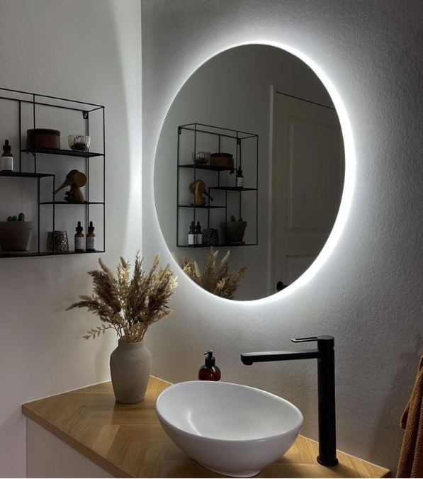 Badrumsspegel med ljus