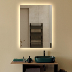 Badrumsspegel med ljus i badrum, vask i svart, beige vägg