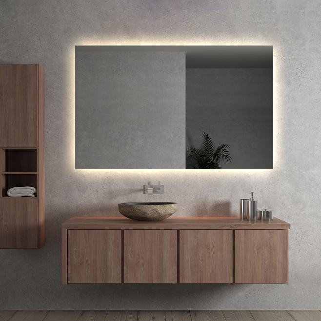 Badrum med grå vägg, fyrkantig badrumsspegel med ljus, vask och badrumsmöbel i brun