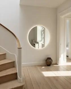 Rund vägghängd hallspegel med belysning
